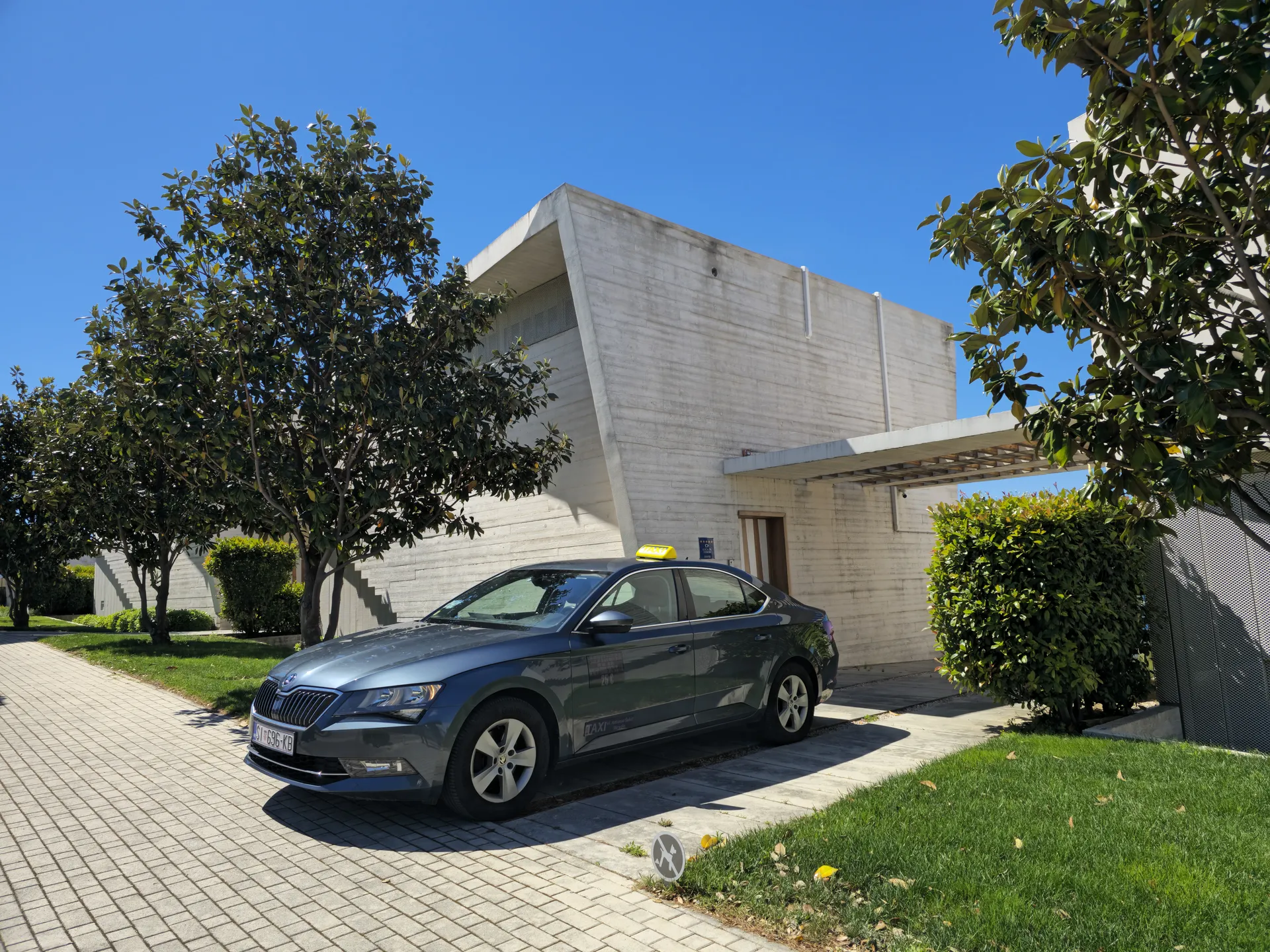 Vyzdvihnutie na súkromný transfer pred vilou D-Resort Šibenik na polostrove Mandalina