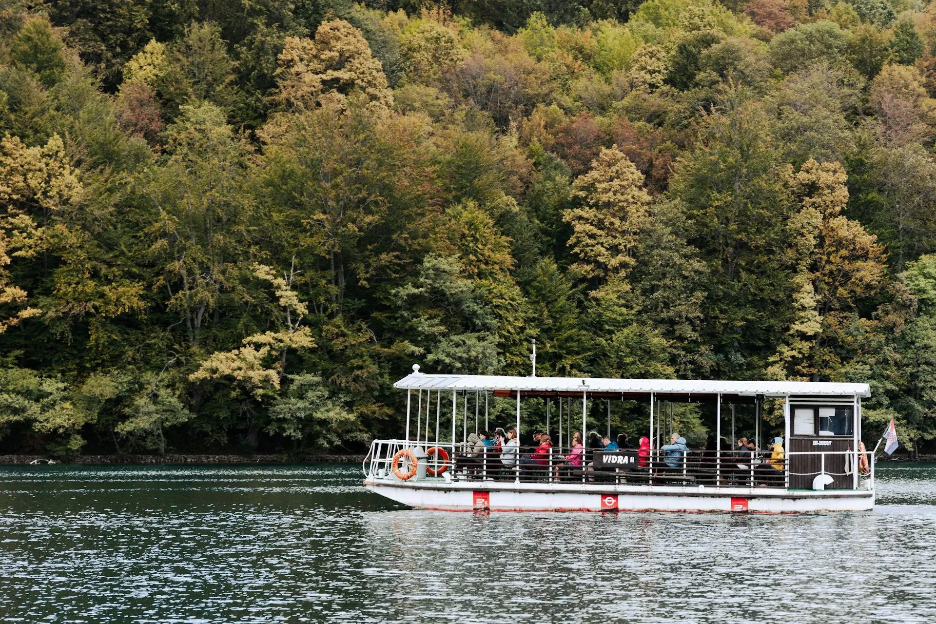 Electric boat crossing a Plitvice lake on a private transfer from Šibenik