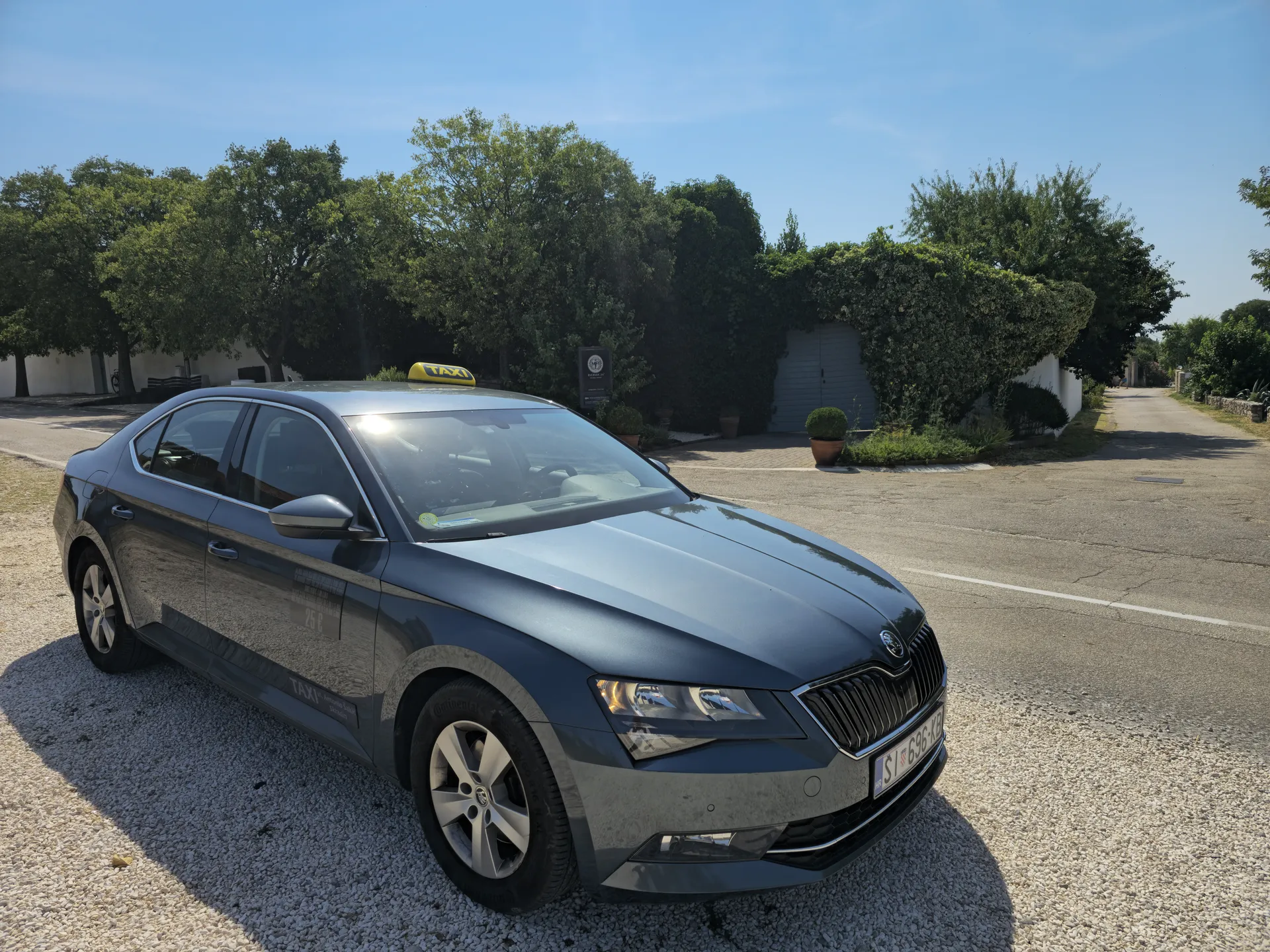 Škoda Superb TAXI Antonio pred vinárstvom Bibich v Plastove